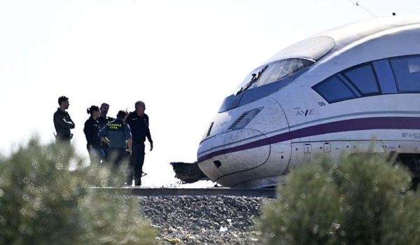 Getty Images Dos trenes de alta velocidad chocaron al sur de Madrid, lo cual dejó decenas de fallecidos y heridos.