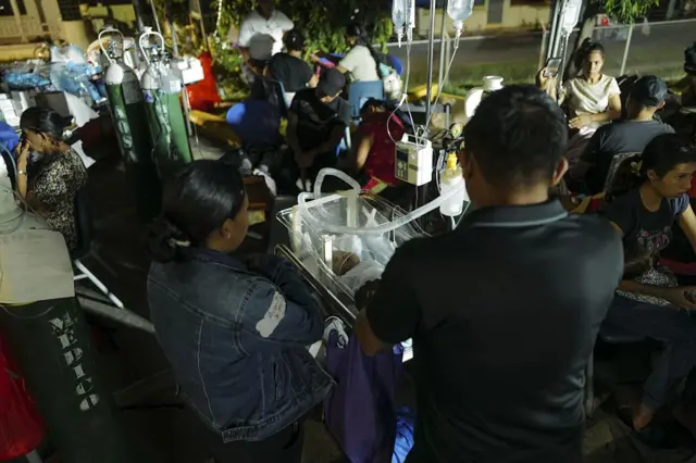 Numerosas personas pasaron la noche en la calle por las réplicas.