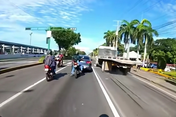 Conductor de camión casi atropella a peatones en los semáforos del aeropuerto de Managua. Foto: captura de video publicado por La Voz del Norte/Facebook.
