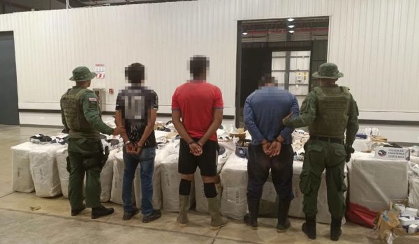 Tres nicaragüenses detenidos por contrabando de productos en Costa Rica. Foto: Ministerio de Seguridad Pública