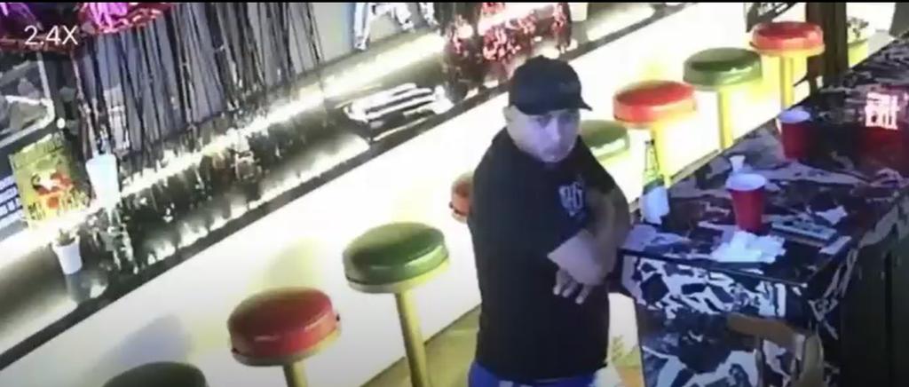Deglis Jarquín captado por cámaras de seguridad la noche de la agresión