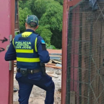 Nicaragüenses son desalojados por riesgo de deslizamiento en asentamiento de San José, Costa Rica