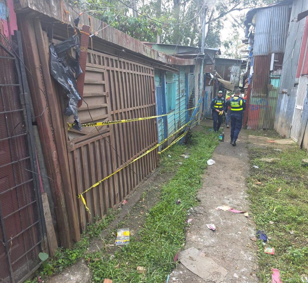 Desalojan familia de una asentamiento en el barrio Sagrada Familia, en San José, Costa Rica
