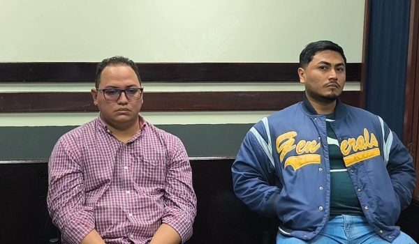 Dos hombres son acusados por defraudar a Seguros Lafise. Foto: La Primerísima.