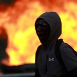 «Día de furia» en Francia: asaltos a edificios y más de 400 detenidos en multitudinarias protestas por la educación y el costo de vida