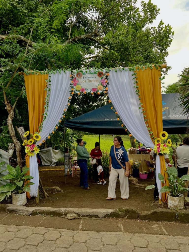 Entrada a la Floricultura Los Tachos, en Catarina. Foto: Floristería los tachos/Facebook.
