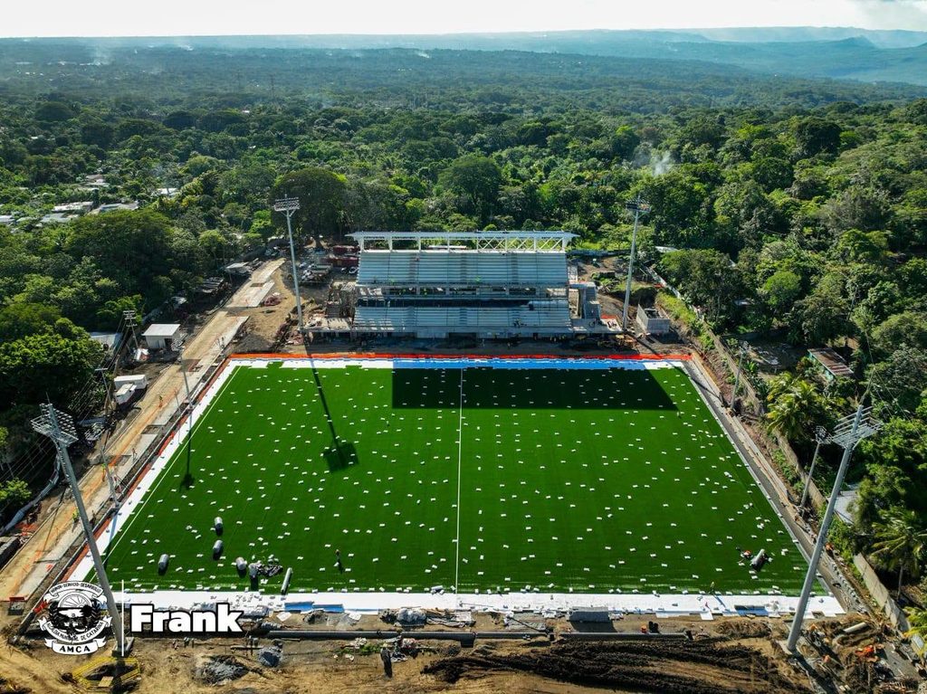 Obras de construcción en el estadio de futbol en Catarina. Alcaldía de Catarina
