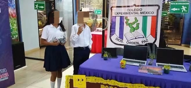 Dos estudiantes de primaria del COlegio Experimental México de Managua. Foto: La Maquinaria Rojinegra/Facebook.