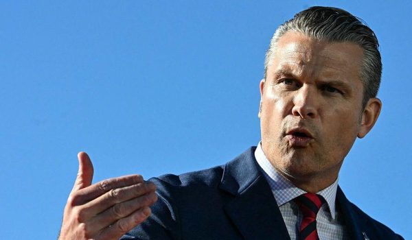 AFP via Getty Images El secretario de Defensa de Estados Unidos, Pete Hegseth, anunció la decisión del Pentágono.