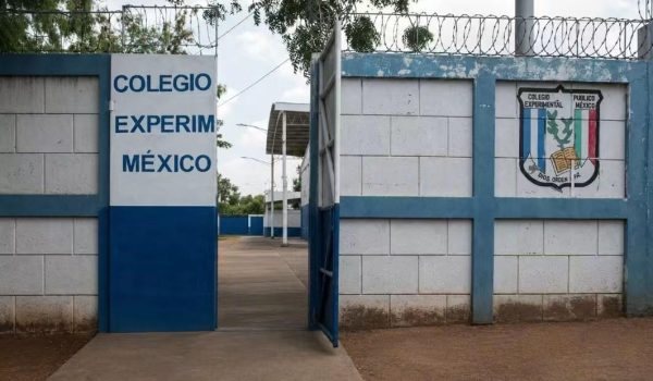 Portón de ingreso de estudiantes al Colegio experimental México de Managua. Foto: JJ Medina/Facebook.