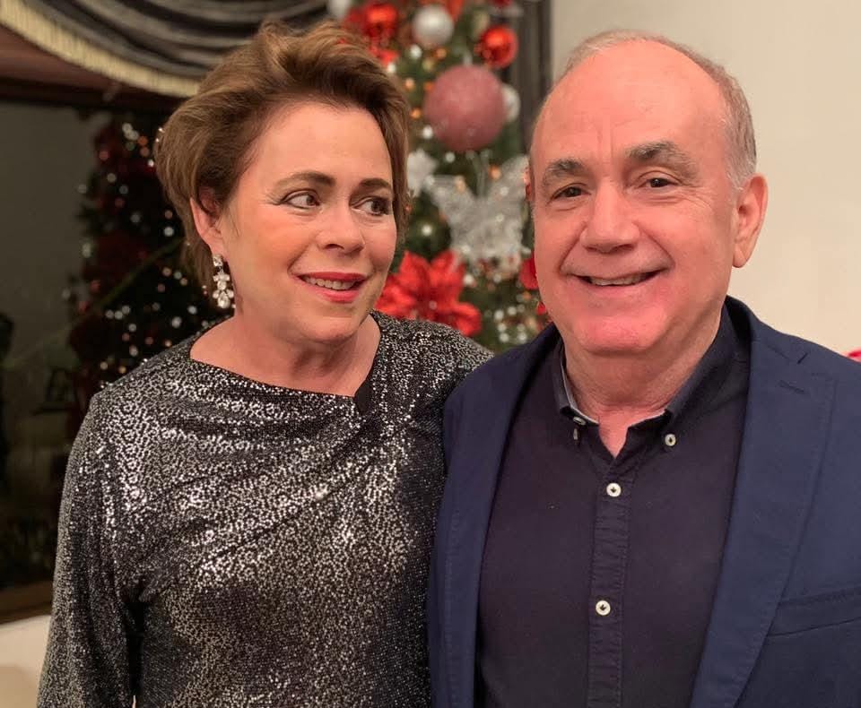 Gina Lacayo Cabrera (a la izquierda) junto a su esposo el doctor Jaime Guardián Méndez (a la derecha). Foto: Gina Lacayo Cabrera/Facebook.