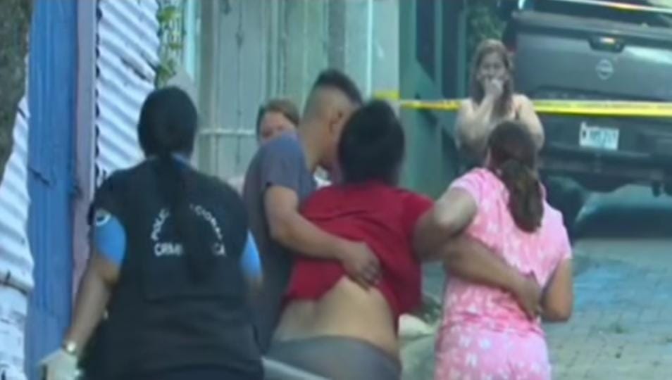 Momento en que la hermana de la víctima de femicidio es auxiliada. Foto: Captura a video de El Diario Nacional/Facebook.