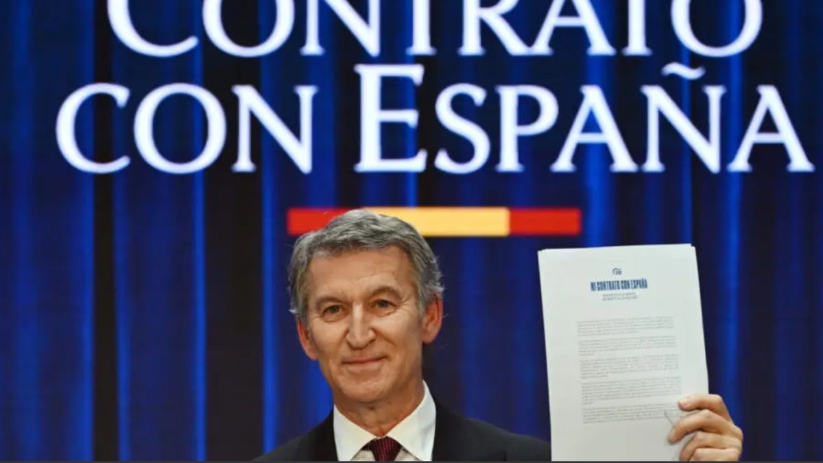 El líder del opositor Partido Popular (PP), Alberto Núñez Feijóo, muestra una copia de su programa para las próximas elecciones generales, llamado 'Contrato con España', el 19 de octubre de 2026 en Madrid © Javier Soriano / AFP