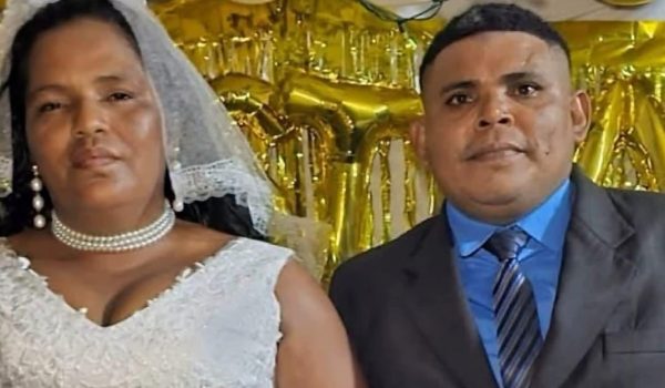 Nancy Araceli Cruz (a la izquierda) y Carlos René Simons Chow (a la derecha) recién casados. Foto: La Primerísima/Facebook.
