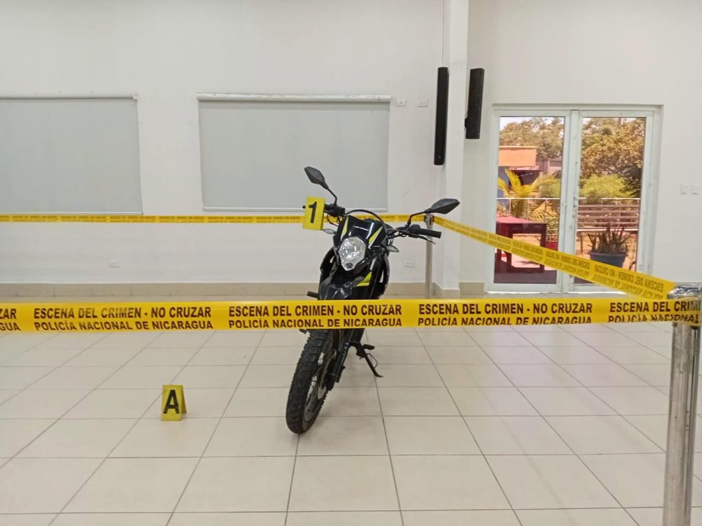 Motocicleta en la que se desplazaban los exoficiales acusados. Foto: Policía Nacional.