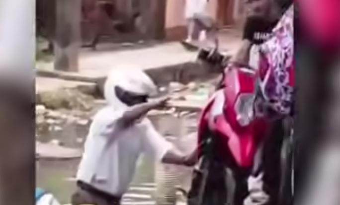 Motociclista cae a una zanja con agua sucia en Bluefields. Foto: Noticias de la Costa Caribe/Facebook.