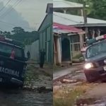 Patrulla policial termina dentro de zanja que lleva largo tiempo sin reparar en Bluefields