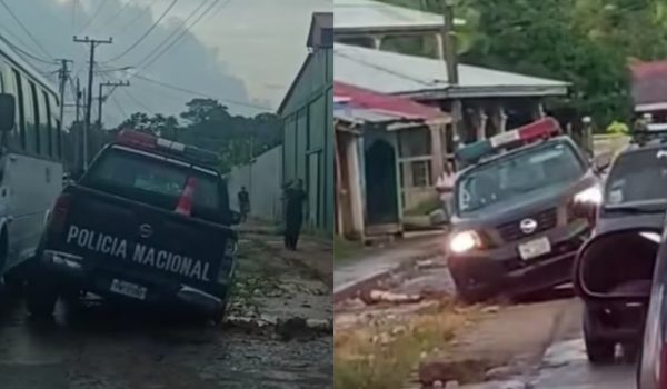 Patrulla policial termina dentro de una zanja destapada en Bluefields. Foto: Noticias de la Costa Caribe/Facebook.