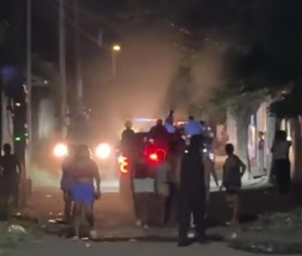 Policía realiza patrullaje nocturno en Ciudad Sandino. Foto: captura de video publicado en facebook por Víctor Manuel Espinoza.