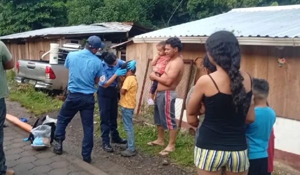 Equipo de socorro valora a niño involucrado en accidente de tránsito en Rancho Grande, Matagalpa. Foto: Canal 8.