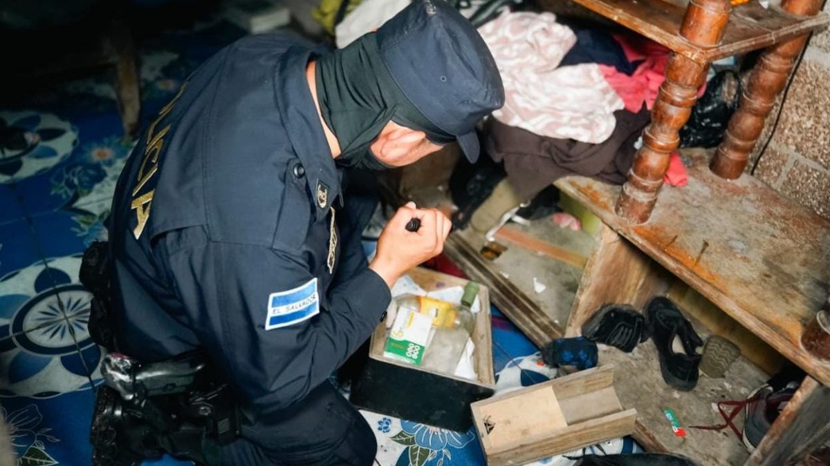 Policía de El Salvador en allanamientos para desmantelar red de cocaína. Foto: Fiscalía General de la República de El Salvador/X.