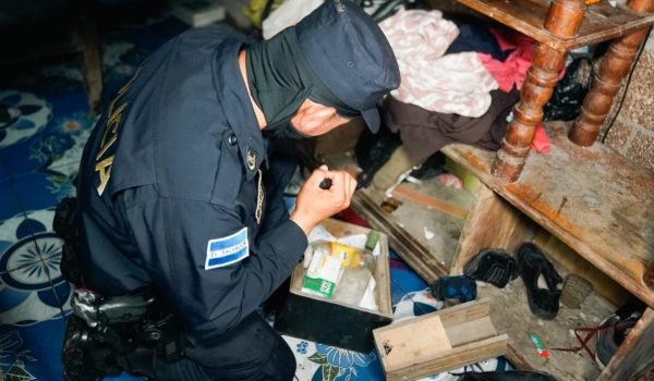 Policía de El Salvador en allanamientos para desmantelar red de cocaína. Foto: Fiscalía General de la República de El Salvador/X.