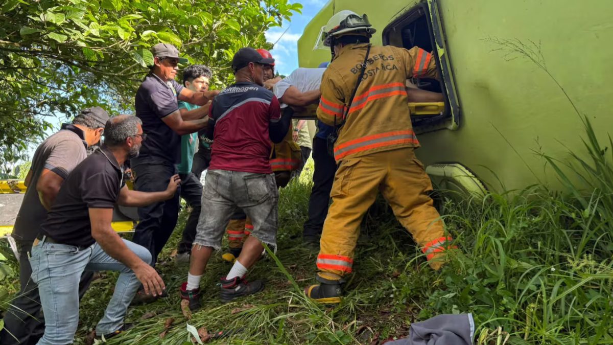 Varios pasajeros fueron atendidos por Bomberos, Cruz Roja y personas que llegaron ayudar tras el vuelco de un bus en Sarapiquí. Foto: La Teja.