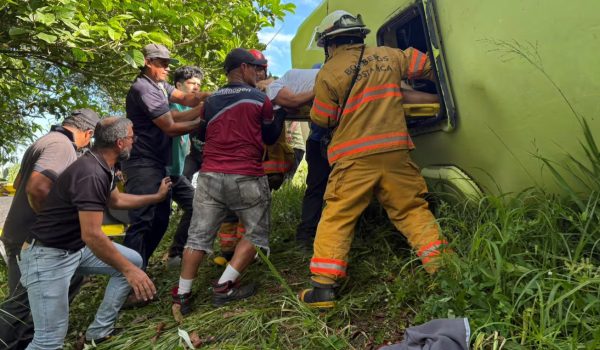 Varios pasajeros fueron atendidos por Bomberos, Cruz Roja y personas que llegaron ayudar tras el vuelco de un bus en Sarapiquí. Foto: La Teja.