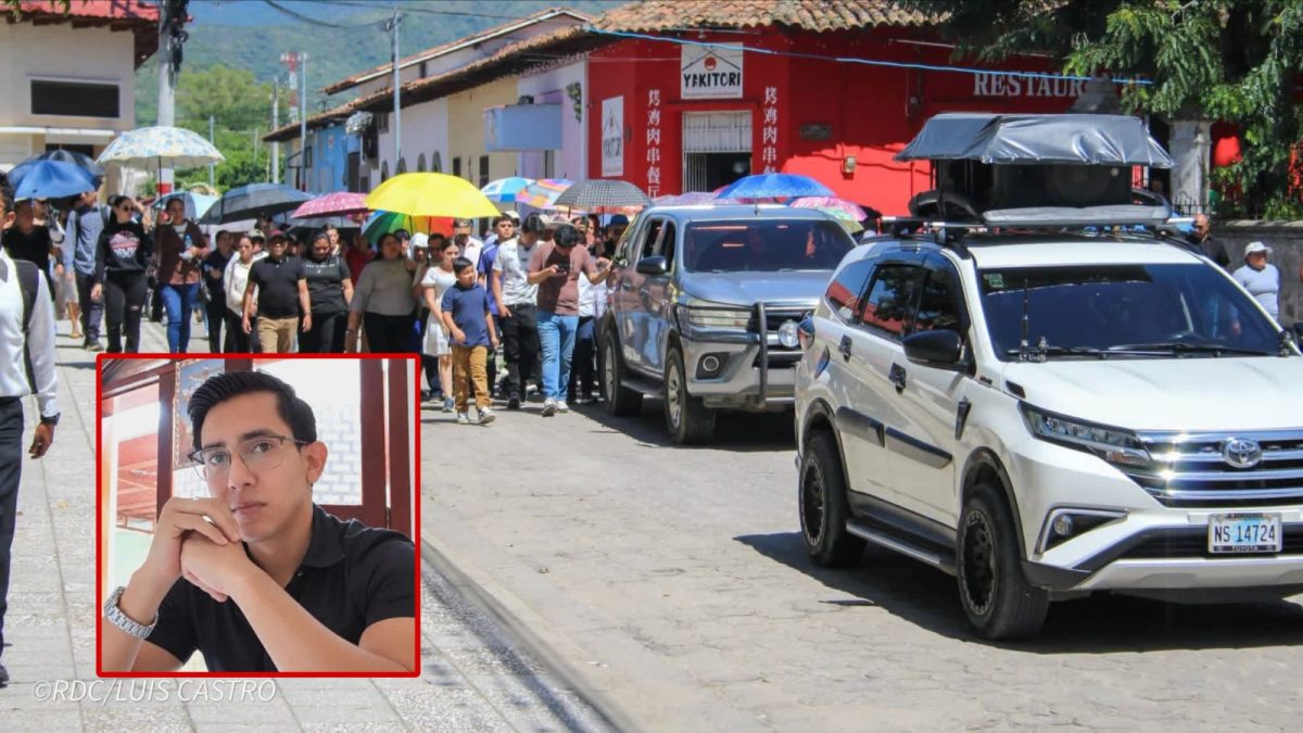 Amigos y familiares acompañan el féretro del juez Marvin Alejandro Rodríguez. Foto: La Primerísima/Facebook/Alejandro Rodríguez Toledo.