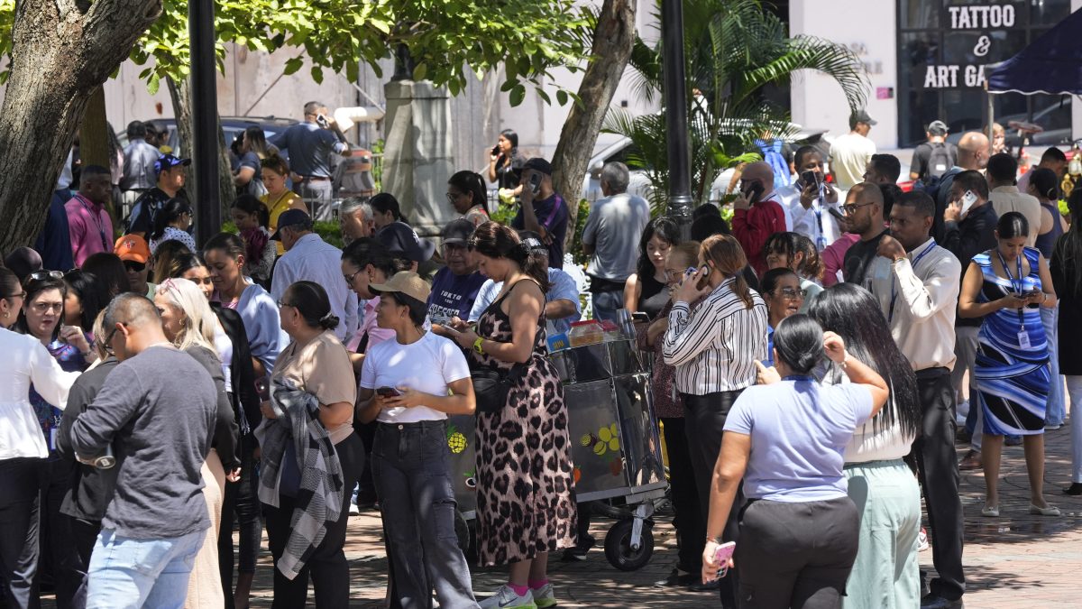 Personas evacuadas de un edificio se reúnen en una plaza tras un fuerte terremoto que sacudió el país, en Ciudad de Panamá, el 9 de octubre de 2026. Un sismo de magnitud 7,6 sacudió Panamá, según el Servicio Geológico de Estados Unidos (USGS), provocando pánico en la capital, aunque hasta el momento no se han reportado víctimas ni daños. ARNULFO FRANCO / AFP