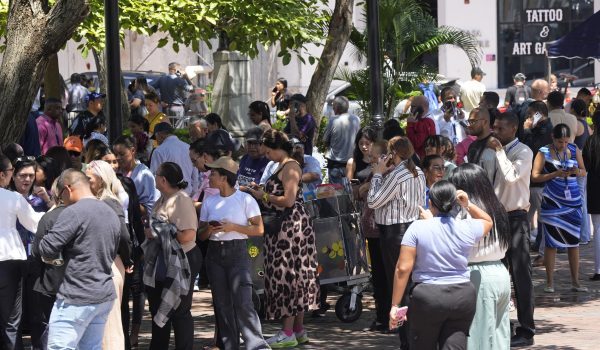 Personas evacuadas de un edificio se reúnen en una plaza tras un fuerte terremoto que sacudió el país, en Ciudad de Panamá. AFP/Arnulfo Franco