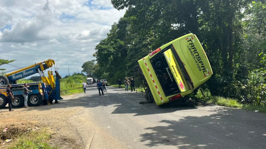 El bus que volcó en Sarapiquí y en el que murieron dos mujeres iba de excursión y pertenece a Transportes Transpal de Guápiles. Foto: La Teja.
