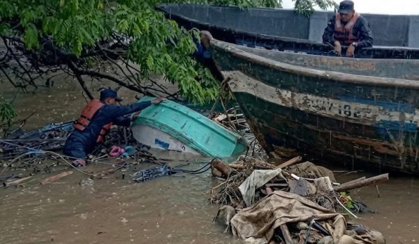 Rescatistas hallan cuerpo de bebé desaparecido tras naufragio en el Caribe Sur. Foto: La Primerísima.